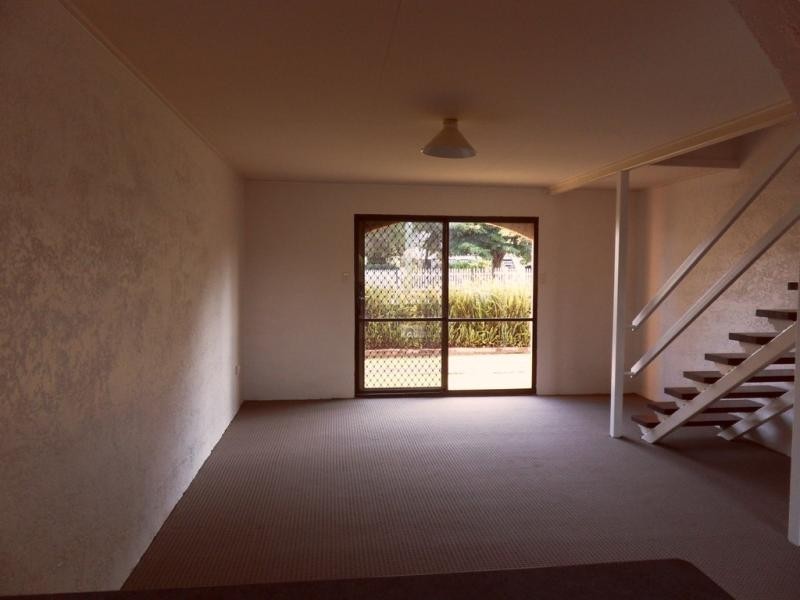 2/203 Campbell Street, Newtown QLD 4350