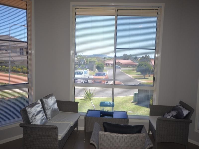 10 Vanham Close, Middle Ridge QLD 4350