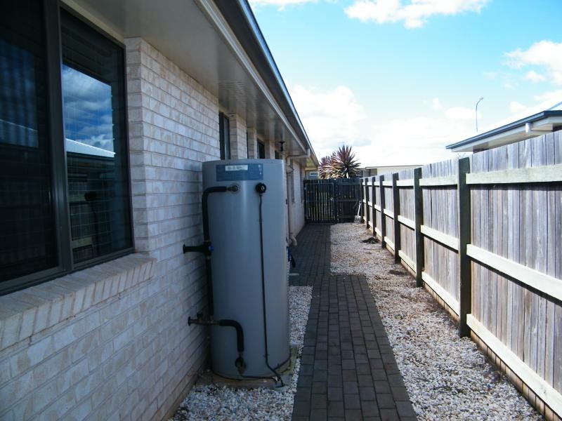 1 Vinnicombe Street, Kearneys Spring QLD 4350