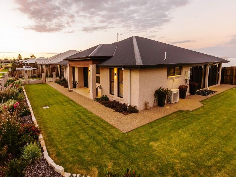 9 Brimblecombe Drive, Middle Ridge QLD 4350