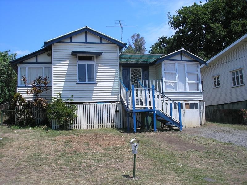 3 Fifer Street, Eastern Heights QLD 4305