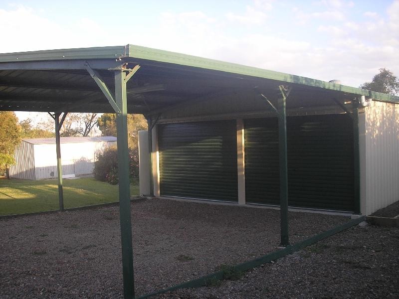 8 Farrell Drive, Walloon QLD 4306