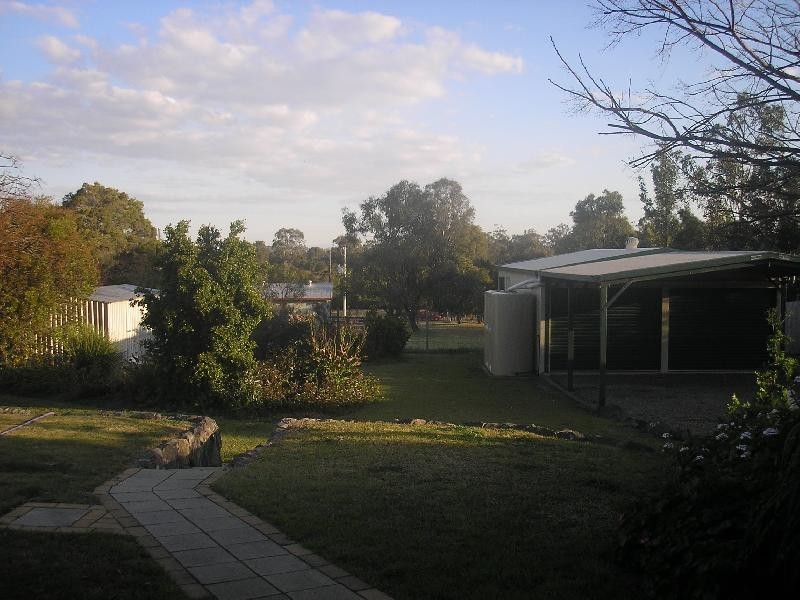 8 Farrell Drive, Walloon QLD 4306