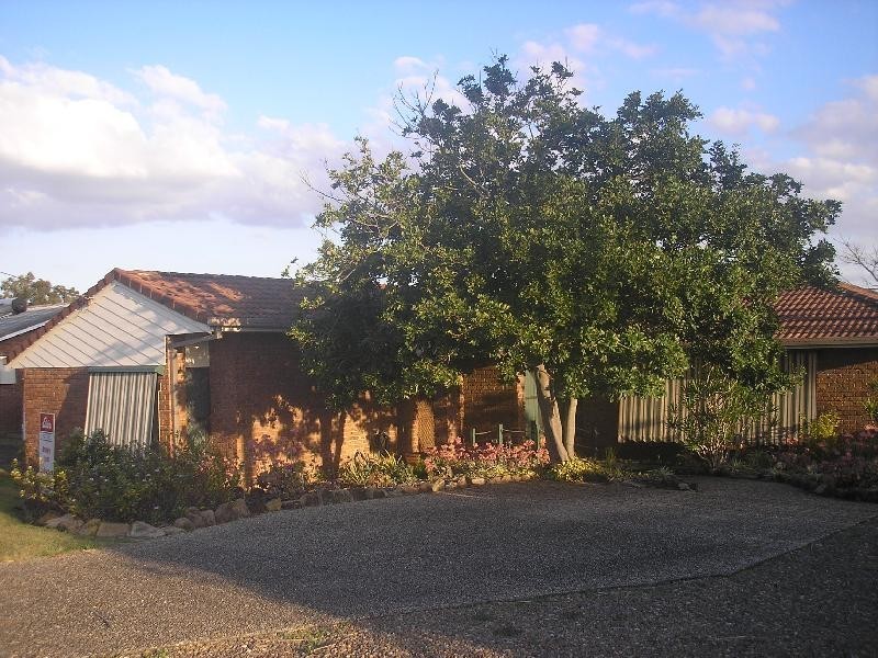 8 Farrell Drive, Walloon QLD 4306