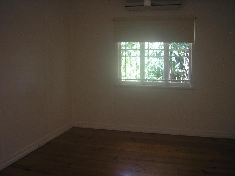 8 Chermside Road, Eastern Heights QLD 4305