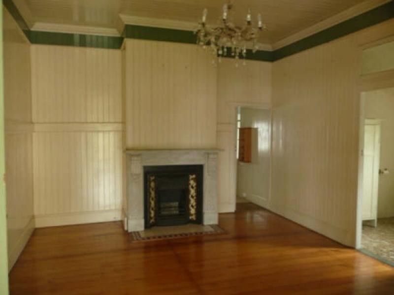 6 Blackstone Road, Newtown QLD 4305