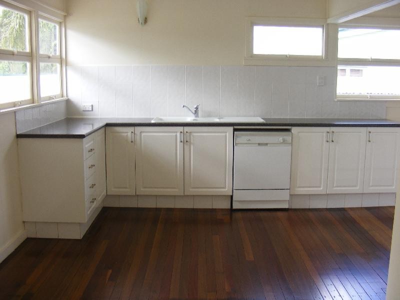 2 Vineyard Street, One Mile QLD 4305