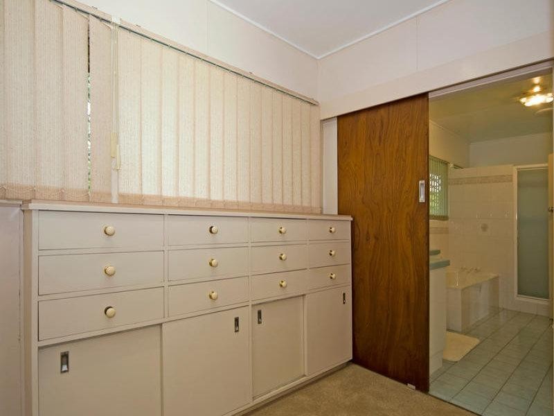 17 Stanley Street, North Booval QLD 4304