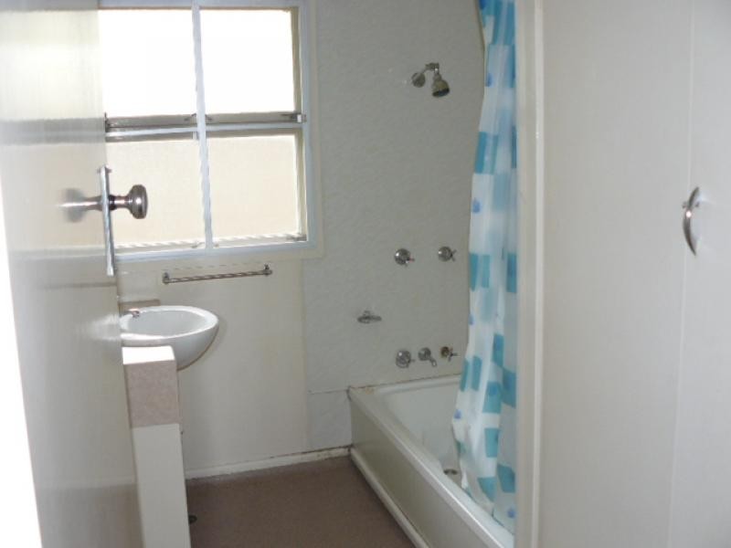 8 Wentworth Street, Leichhardt QLD 4305