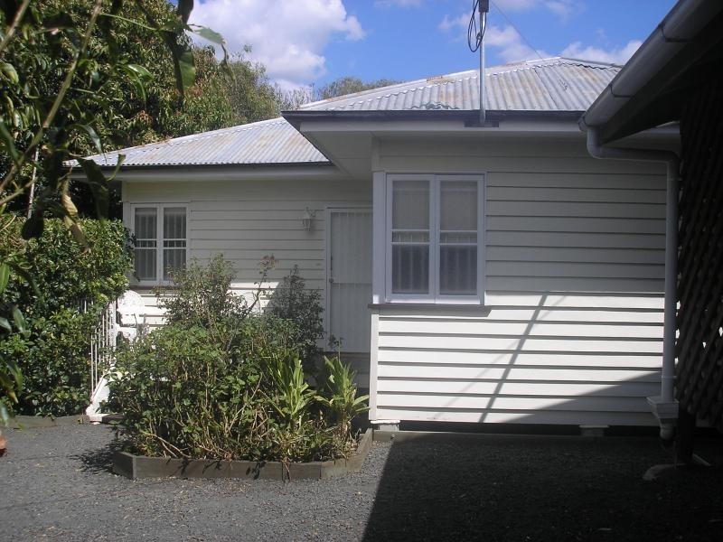 8 Chermside Road, Eastern Heights QLD 4305