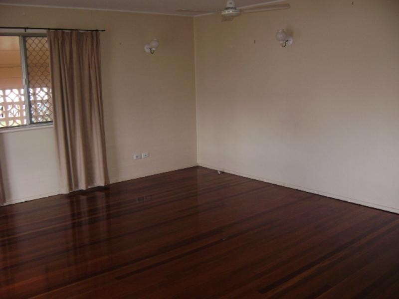 1/9 Green Street, Booval QLD 4304