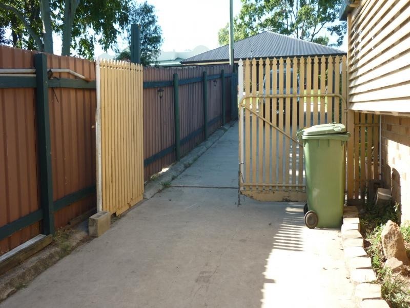 6 Short Street, Walloon QLD 4306