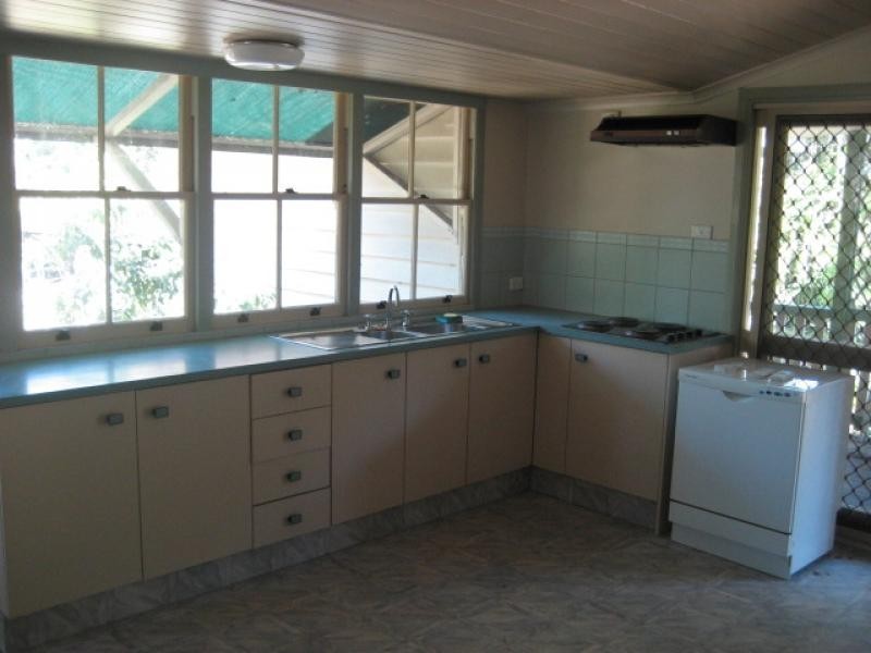 8 Law Street North, Redbank QLD 4301