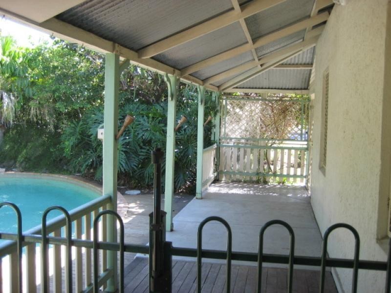 8 Law Street North, Redbank QLD 4301