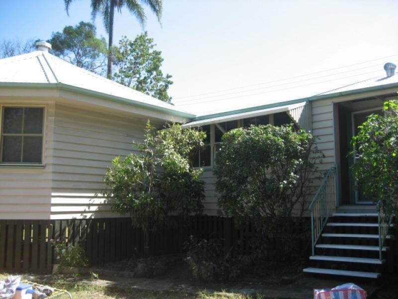 8 Law Street North, Redbank QLD 4301