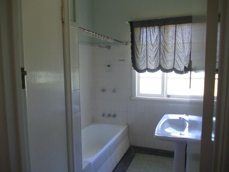 37 Brisbane Road, Newtown QLD 4305