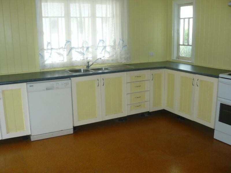 4 Cemetery Road, Ipswich QLD 4305