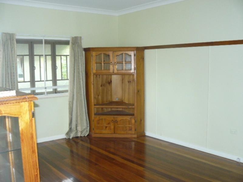 4 Cemetery Road, Ipswich QLD 4305