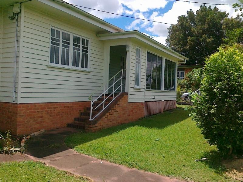 17 Crown Street, Newtown QLD 4305