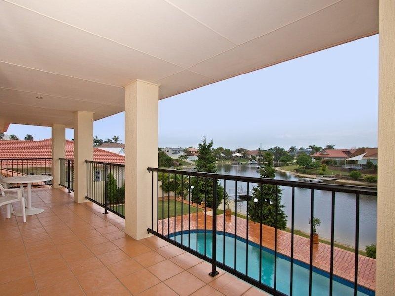 4 Wollundry Place, Mermaid Waters QLD 4218