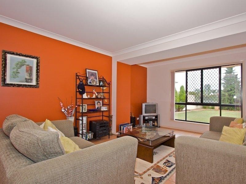 4 Wollundry Place, Mermaid Waters QLD 4218