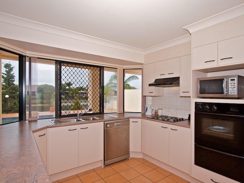 4 Wollundry Place, Mermaid Waters QLD 4218