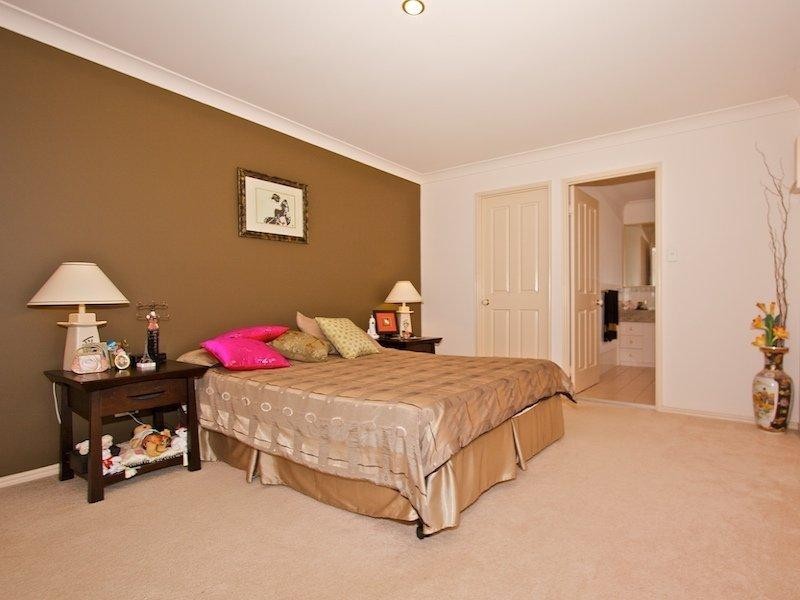 4 Wollundry Place, Mermaid Waters QLD 4218