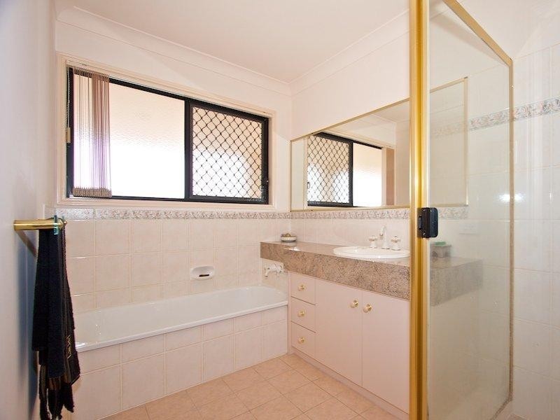 4 Wollundry Place, Mermaid Waters QLD 4218