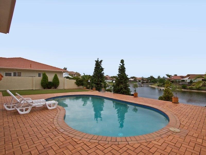 4 Wollundry Place, Mermaid Waters QLD 4218