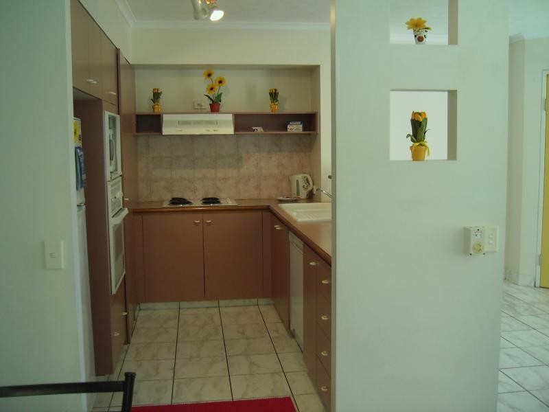 122/10 Alexandra Ave, Broadbeach QLD 4218