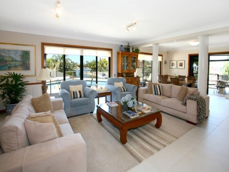 9 Montrose Court, Benowa QLD 4217