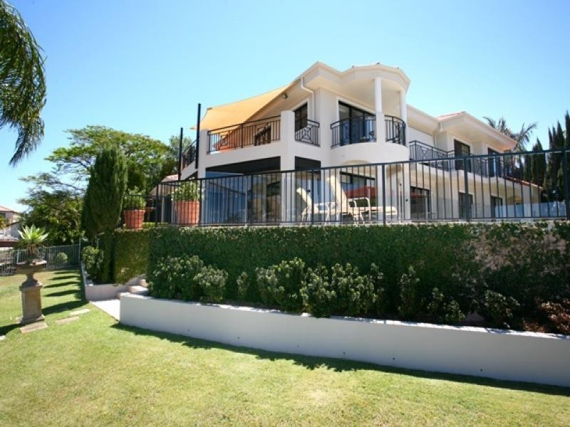 9 Montrose Court, Benowa QLD 4217