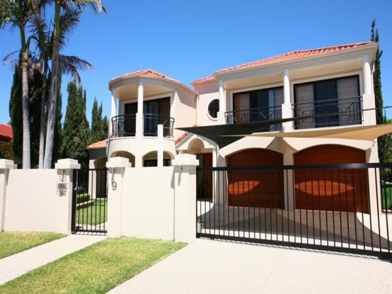 9 Montrose Court, Benowa QLD 4217