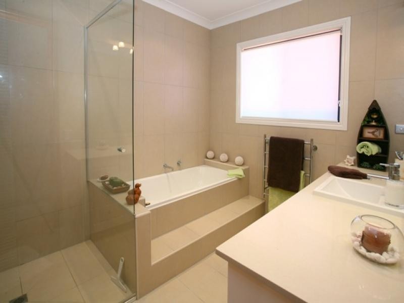 9 Montrose Court, Benowa QLD 4217