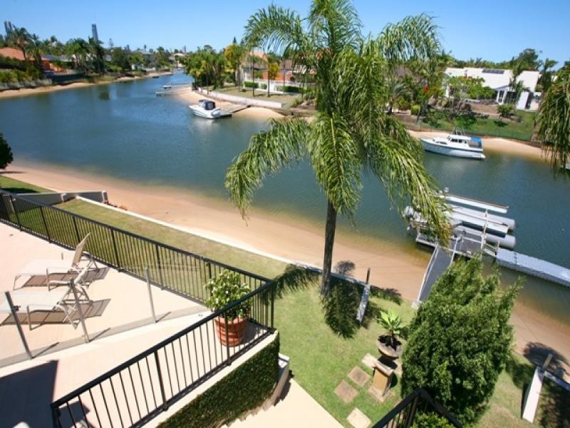 9 Montrose Court, Benowa QLD 4217