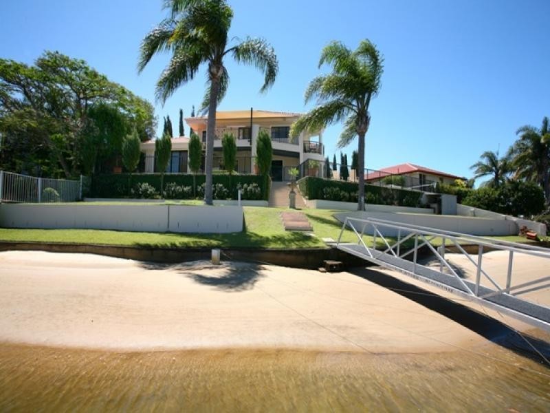 9 Montrose Court, Benowa Waters QLD 4217