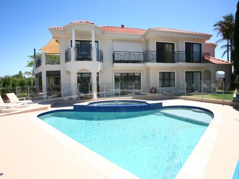 9 Montrose Court, Benowa Waters QLD 4217