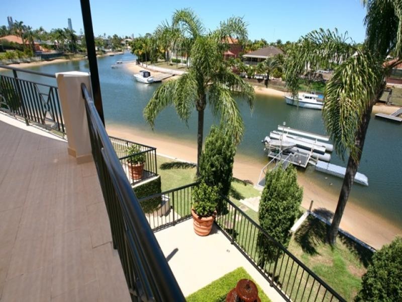 9 Montrose Court, Benowa Waters QLD 4217