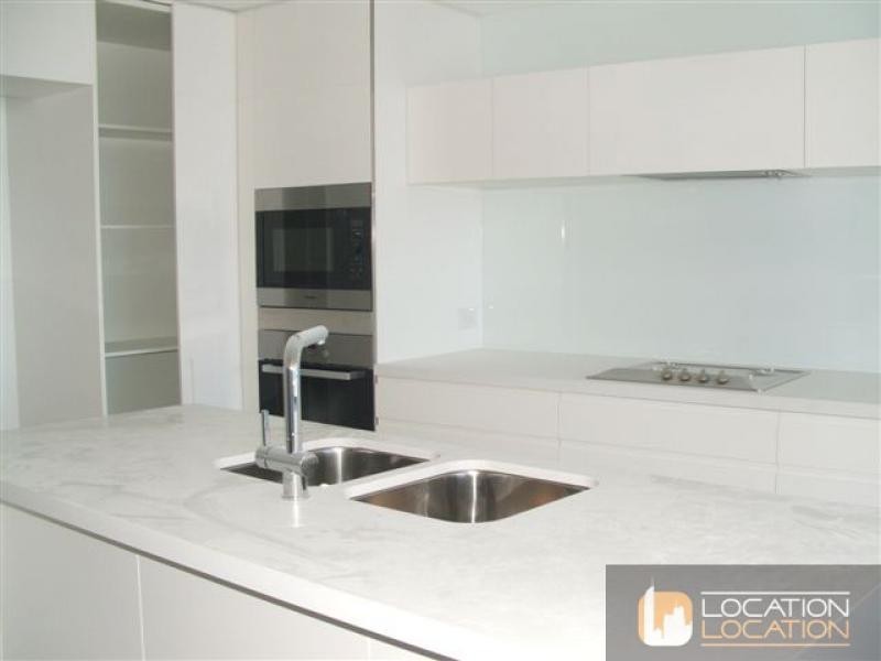 22207/ Cnr Charles Ave and Surf Parade, Broadbeach QLD 4218