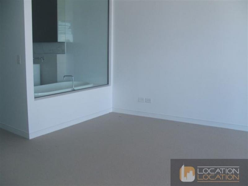 22207/ Cnr Charles Ave and Surf Parade, Broadbeach QLD 4218