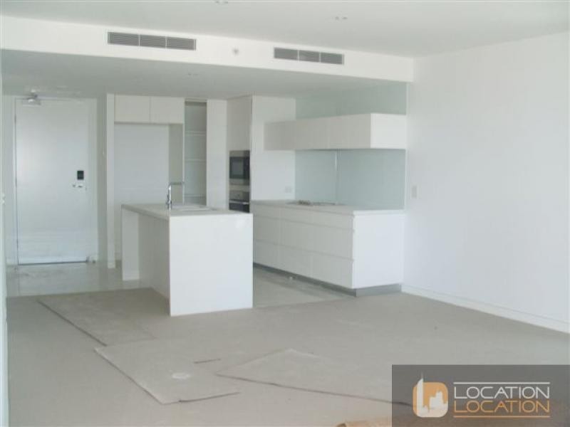 22207/ Cnr Charles Ave and Surf Parade, Broadbeach QLD 4218