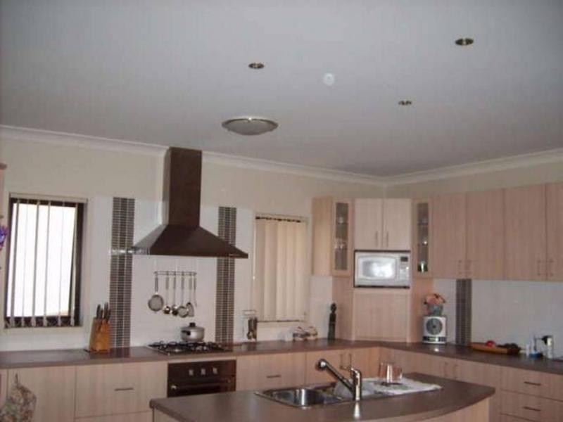 41 Sheffield Cct, Pacific Pines QLD 4211