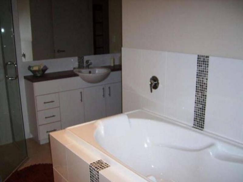 41 Sheffield Cct, Pacific Pines QLD 4211