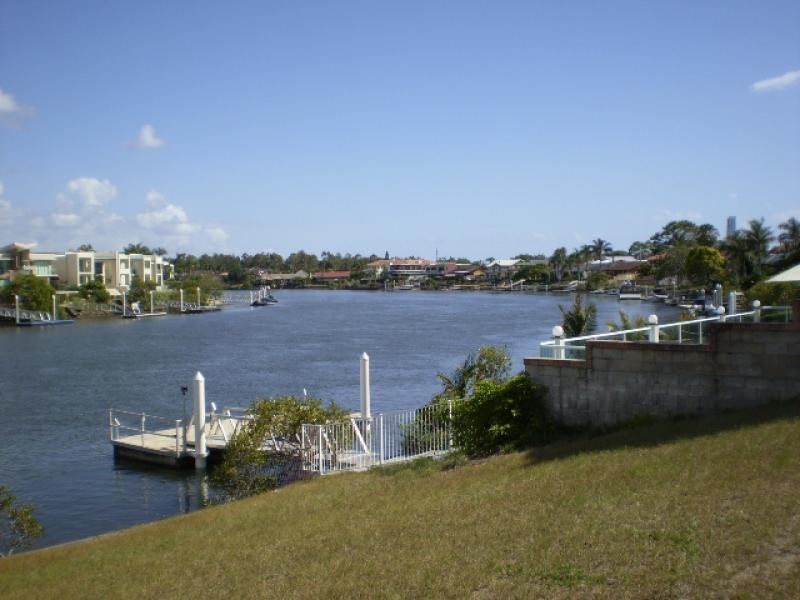 17 Ipsley Drive, Broadbeach Waters QLD 4218