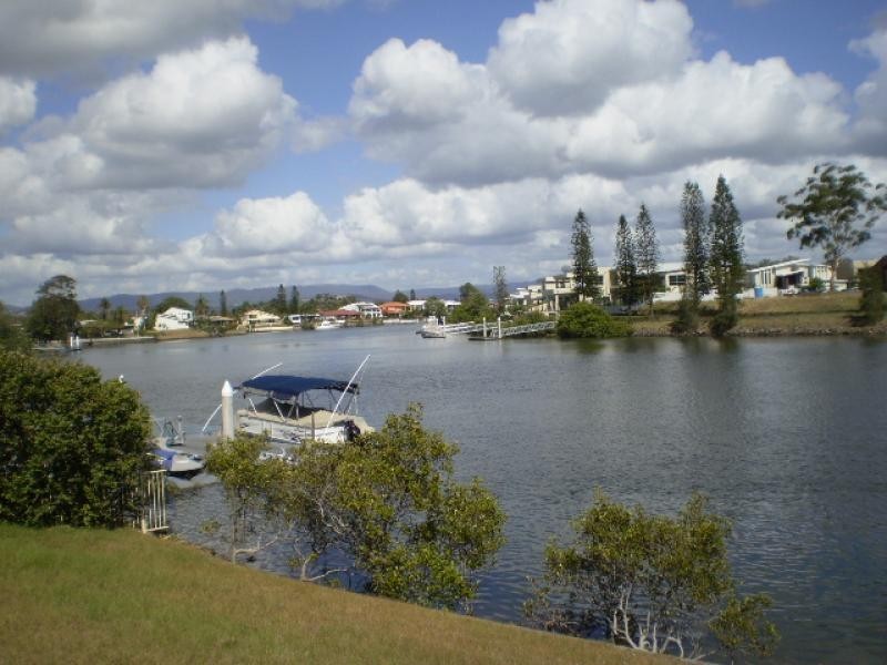17 Ipsley Drive, Broadbeach Waters QLD 4218