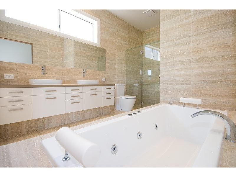 2001 The Boulevard, Benowa QLD 4217