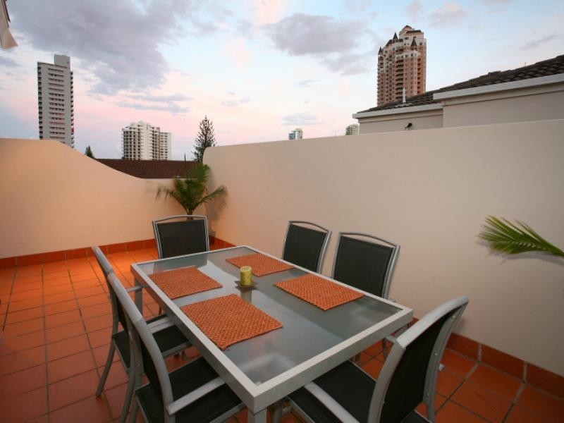 8/35 Britannia Avenue, Broadbeach QLD 4218