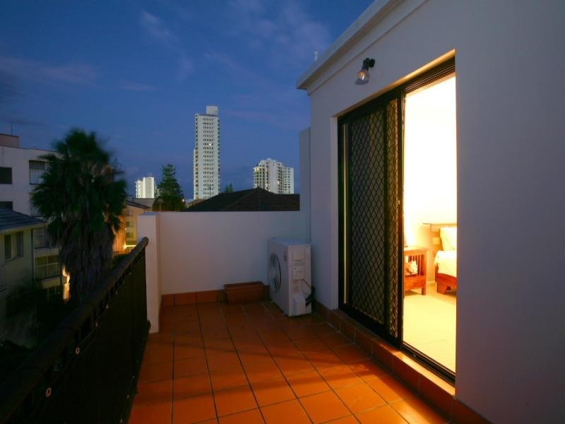 8/35 Britannia Avenue, Broadbeach QLD 4218