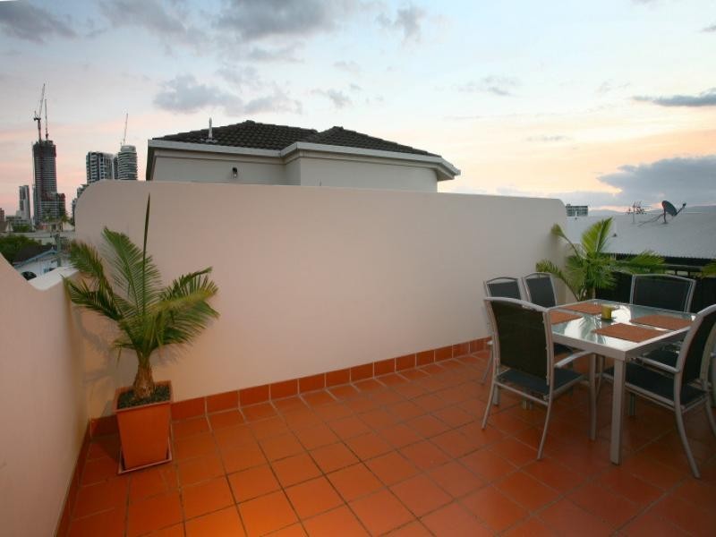 8/35 Britannia Avenue, Broadbeach QLD 4218