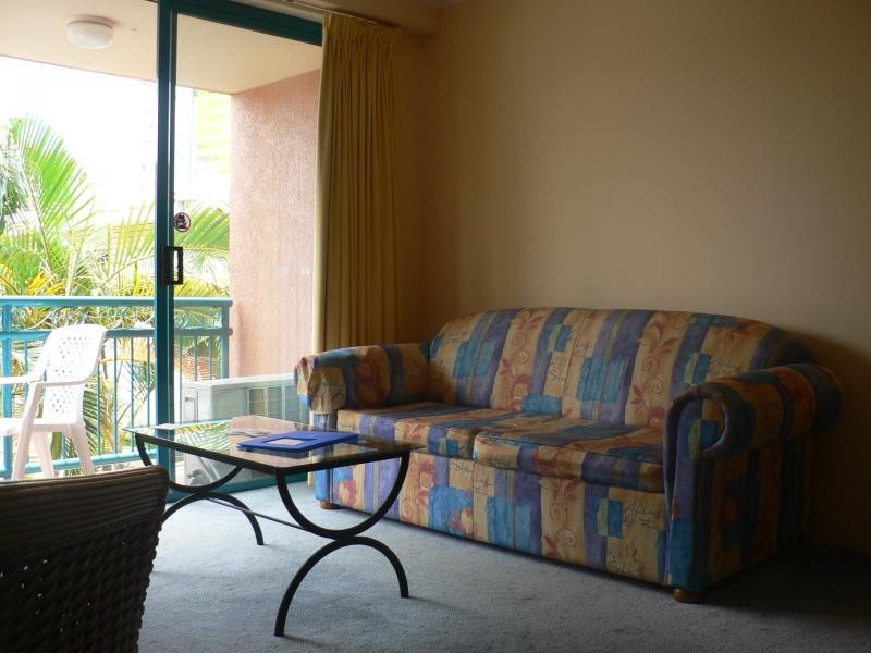 24/11/17 PHILIP AVENUE, Broadbeach QLD 4218